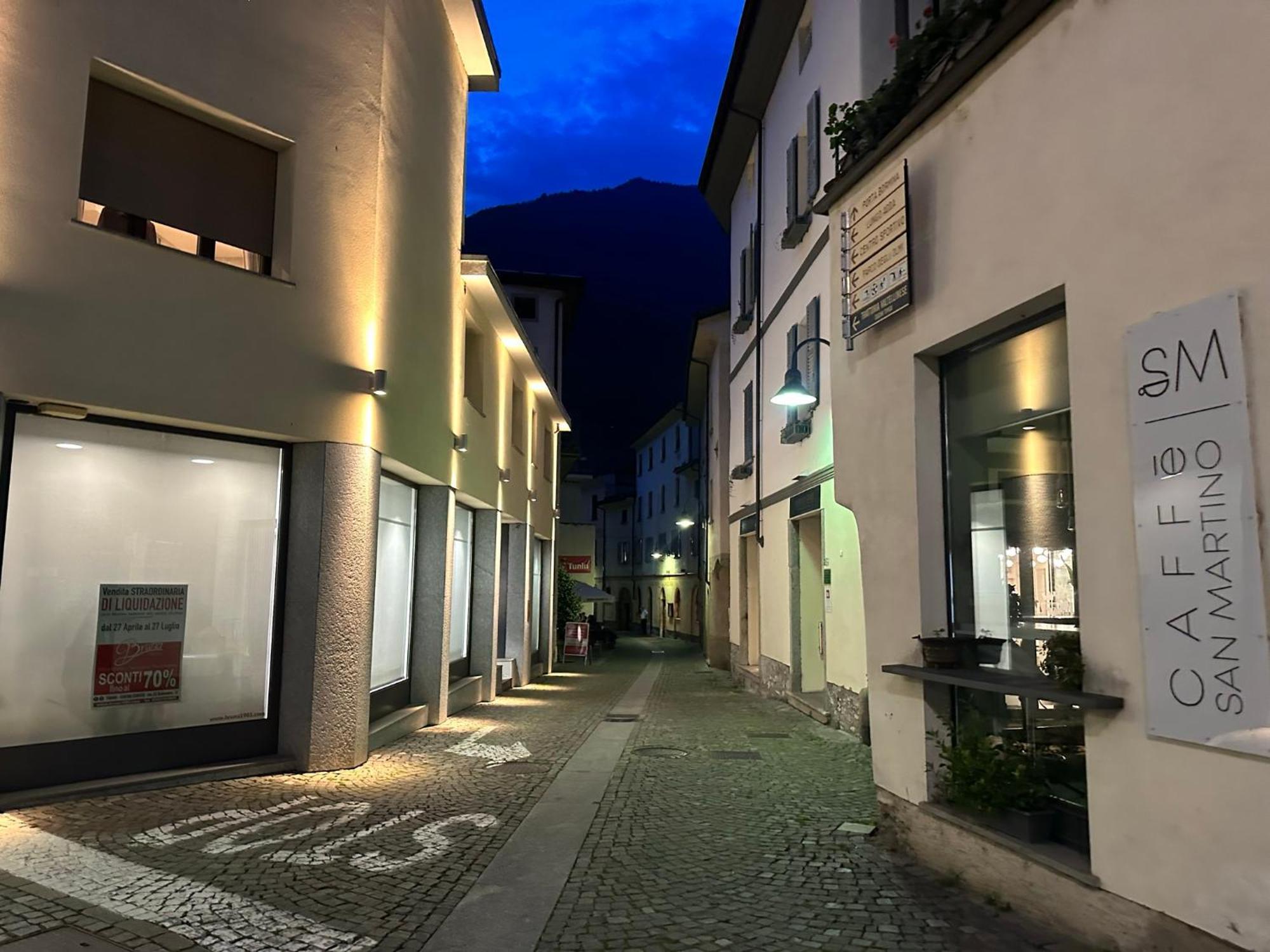 Flat In City Centre Tirano - 10 Minutes From Bernina Express Leilighet Eksteriør bilde